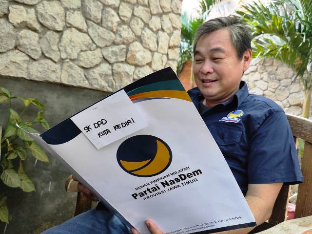 NAKHODAI NASDEM: Adi Suwono membaca SK tentang pengangkatan dirinya sebagai ketua DPC Partai Nasdem Kota Kediri. (Foto: Sri Utami)