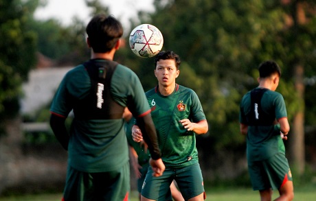 BERLATIH LAGI: Bayu Otto berlatih bersama pemain Persik Lain di Lapangan Ngronggo, Kota Kediri. (Foto: Iqbal Syahroni)
