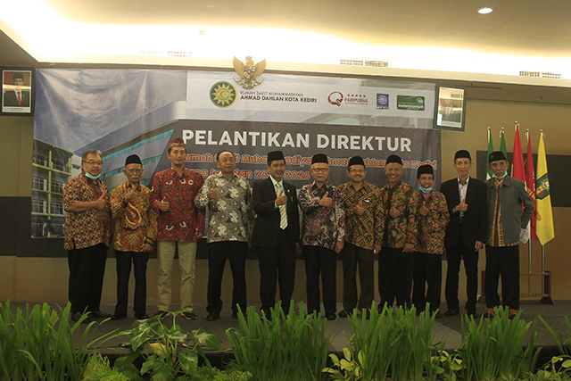 RESMI: Direktur RS Muhammadiyah Ahmad Dahlan Kota Kediri berfoto bersama dengan PDM Kota Kediri setelah prosesi pelantikan. (Foto: Mahisa Ayu)