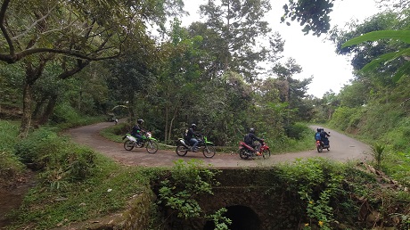 MEDAN SEMPIT: Tim Ekspedisi Selingkar Wilis Jawa Pos Radar Kediri dan Pemkab Nganjuk melewati jalan desa yang masih sempit untuk digunakan kendaraan roda empat. (Foto: M. Arif Hanafi)