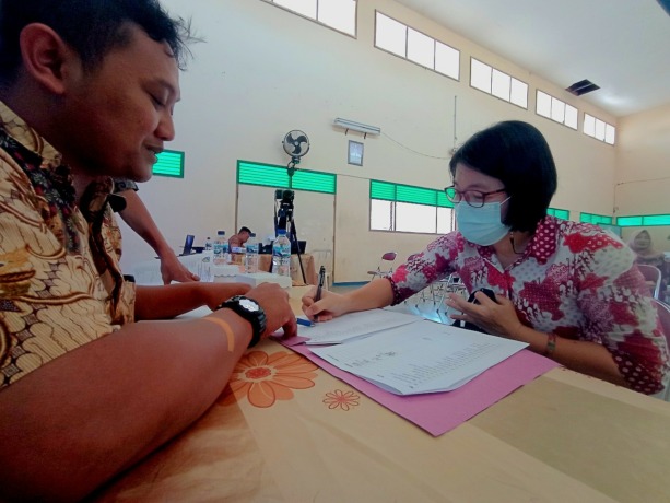 SERIUS: Warga Desa Jongbiru, Gampengrejo menyimak pemaparan tim Pemkab Kediri terkait dengan trase pelebaran jalan untuk Jembatan Meritjan, kemarin (7/7). (Foto: Rekian)