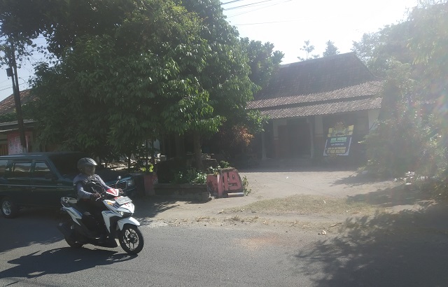 NAHAS: Pengendara sepeda motor melintas di depan rumah duka yang ditinggali Sugiatno. (Khalqinus Taaddin/JPRK)