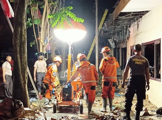 SUDAH TERTANGANI: Petugas BPBD dan PMK saat menangani kebakaran di Polres Kediri Kota beberapa waktu lalu. (Foto: Habibah A. Muktiara)
