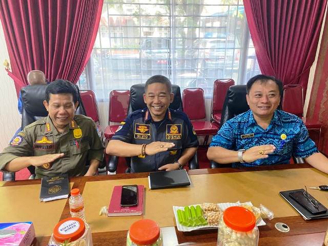 NAMA SAMA: Sujito Satpol, Sujito Dishub dan Sujito Damkar saat rapat bersama. Sujito sudah akrab sejak lama dan selalu kompak saat menjalankan tugas di Pemkab Nganjuk. (Foto: Karen Wibi)