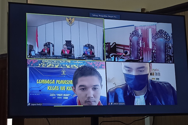 TERIMA PUTUSAN: Bayu Candra mengikuti persidangan telekonferensi melalui layar monitor komputer di ruang Cakra Pengadilan Negeri Kabupaten Kediri kemarin. (Habibah A. Muktiara/JPRK)