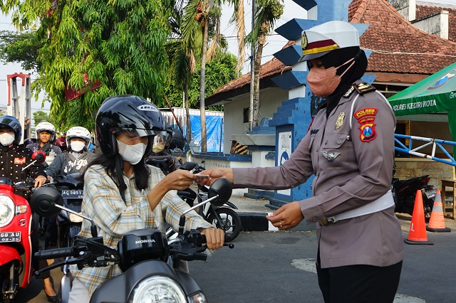 TERTIBKAN PELANGGAR: Petugas Satlantas Polres Kota Kediri sedang melakukan pemeriksaan kendaraan di Jalan Sudanco Supriadi dan Jalan Brawijaya, Kota Kediri. (Habibah A. Muktiara/JPRK)