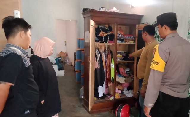 BERANTAKAN: Petugas Polsek Wates memeriksa lemari di rumah Asep Kurniawan, Desa Duwet, Kecamatan Wates, yang dibobol pencuri kemarin. (POLSEK WATES FOR JPRK)