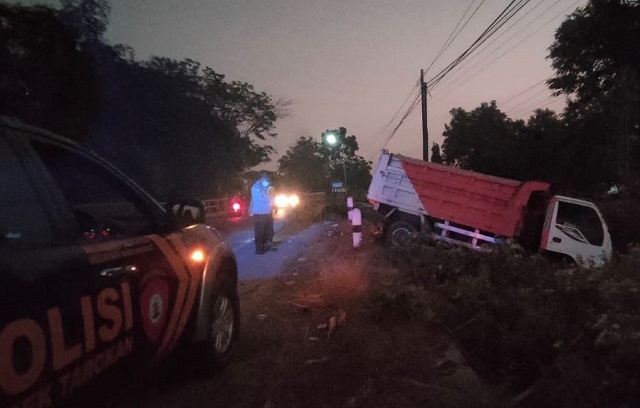 NAHAS: Petugas Polsek Tarokan mendatangi lokasi kecelakaan truk pagi kemarin. (POLSEK TAROKAN UNTUK JPRK)