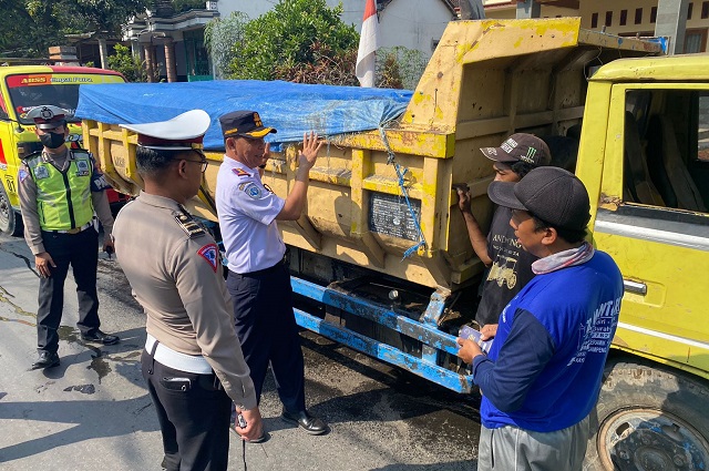 TERJARING RAZIA: Petugas Satlantas Polres Kediri dan Dishub Kabupaten Kediri memberikan imbauan pada pengemudi truk bermuatan pasir jalan Desa Wonorejo, Kecamatan Plosoklaten kemarin. (SATLANTAS POLRES KEDIRI)