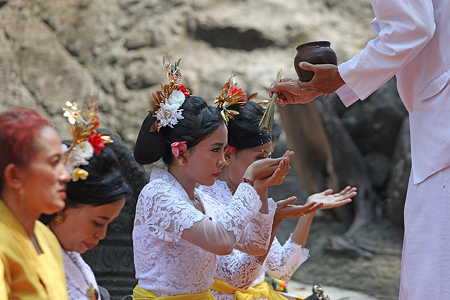 SUCIKAN  ALAM:  Umat Hindu  mengikuti  ritual Bhuta  Yadnya  Mecaru di  kompleks Gua  Selomangleng. (Foto: Wahyu Adji)