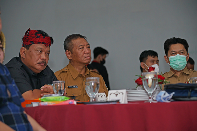 FOKUS: Wabup Tulungagung Gatut Sunu Wibisono (tengah) mengikuti diskusi Selingkar Wilis  di hotel Bukit Daun, Desa/Kecamatan Semen (11/7) bersama sejumlah perwakilan daerah. (Foto: Wahyu Adji)
