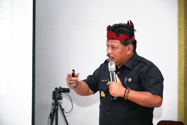 IKON WISATA: Plt Bupati Nganjuk Marhaen Djumadi memaparkan progres proyek Selingkar Wilis (11/7). (Foto: Wahyu Adji)