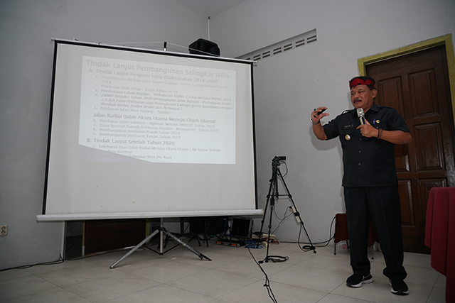 PAPARAN: Plt Bupati Nganjuk Marhaen Djumadi menjelaskan trase jalur  Selingkar Wilis yang melintasi wilayah Kabupaten Nganjuk. (Foto: Wahyu Adji)