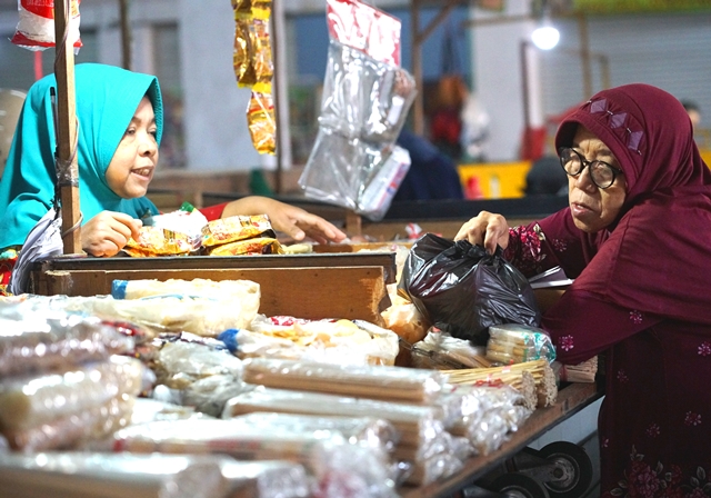 TRANSAKSI: Pembeli dan pedagang di Pasar Setonobetek. (Foto: Wahyu Adji)