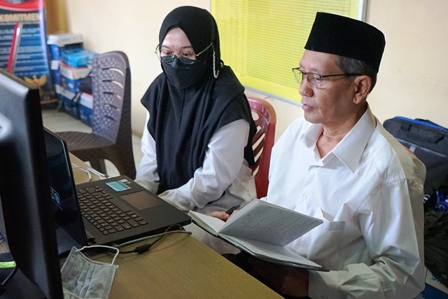 PASRAH: Triyono Kutut Purwanto dan Sri Dewi Roro Sawitri mengikuti sidang dengan agenda tuntutan secara hybrid dari tahanan Polres Kediri Kota. (Foto: Habibah A. Muktiara)