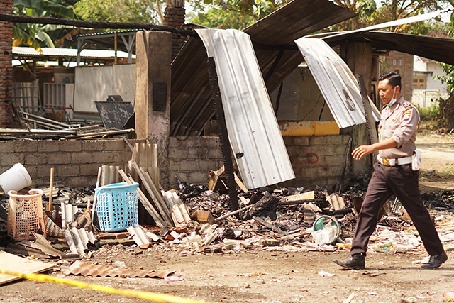 TINGGAL PUING: Polisi mengecek lokasi gudang Ponpes Mambaul Hisan di Desa Badalpandean, Ngadiluwih yang terbakar kemarin siang. (Foto: M. Arif Hanafi)