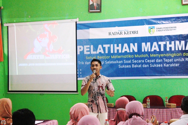 BELAJAR: Suasana pelatihan Mathmaster di SDN 1 Sambi kemarin (3/8). (Foto: Offprint JPRK)
