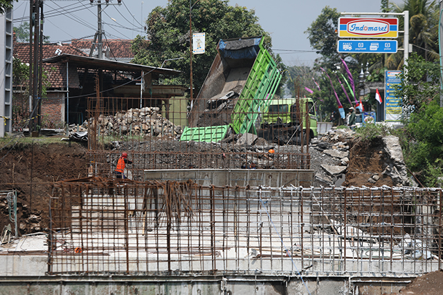 KEJAR TARGET: Pekerja proyek Jembatan Ngadi menyiapkan kerangka yang disiapkan untuk beton penyangga jembatan kemarin siang (15/8). (Foto: Wahyu Adji)