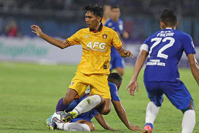SLIDING: Pemain Persik Yusuf Meilana mendapat tackling dari pemain PSIS dalam pertandingan kemarin. (Foto: Wahyu Adji)