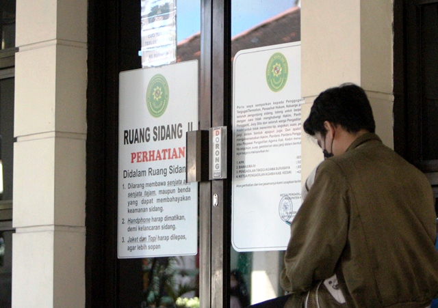 TUNGGU KEPASTIAN: Pengunjung Pengadilan Agama (PA) Kabupaten Kediri antre menunggu jadwal sidang. (Foto: Iqbal Syahroni)
