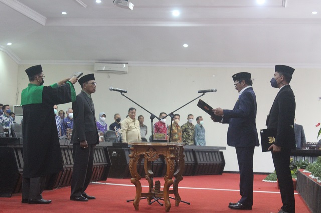 SIAP BERTUGAS: Ketua DPRD Kota Kediri Gus Sunoto Imam Mahmudi (kanan) mengambil sumpah Mujiono dalam pelantikan di DPRD Kota Kediri kemarin. (Ilmidza Nadzira/JPRK)