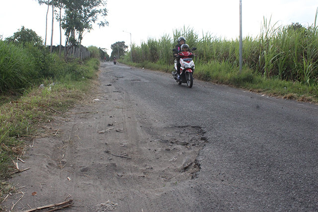 BERLUBANG: Kondisi ruas jalan yang berada di Dusun Bringin, Desa Sumberejo, Kecamatan Ngasem yang masih rusak. (Foto: Rekian)