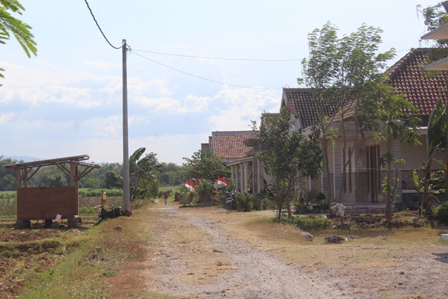 TAK GELAP LAGI: Luluk memperlihatkan meteran listrik di teras rumahnya yang terpasang sejak Senin. (Foto: Rekian)