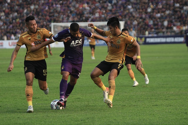 BENTURAN KERAS: Para pemain Persik Kediri saat berebut bola dengan Bhanyangkara FC di Stadion Brawijaya Kota Kediri (31/7). (Iqbal Syahroni/JPRK)