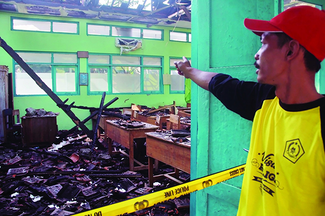 AMBROL: Ruang kelas 1 MIN 1 Nganjuk dipasang police line karena terbakar. KBM diharapkan bisa tetap dilaksanakan secara tatap muka. (Foto: Andhika Attar)