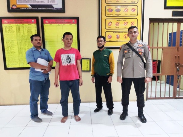 TAK BERKUTIK: Ali (baju merah) menjalani penahanan di Polsek Pesantren setelah tertangkap Jumat (5/8). (Foto: Polsek Pesantren for JPRK)