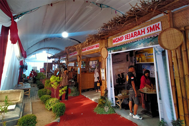 TARIK PENGUNJUNG: Pameran Temporer Museum yang digelar Disporabudpar Kabupaten Nganjuk  dikunjungi pelajar Kota Angin hingga pencinta sejarah di Indonesia. Stan-stan pameran pikat pengunjung. (Foto: Syahrul Andy)
