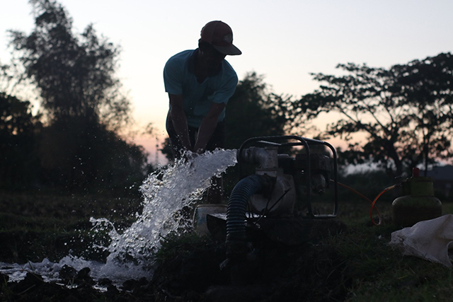 MODIFIKASI: Petani di Desa Desa Sonobekel, Kecamatan Tanjunganom menggunakan elpiji untuk mesin diesel menyedot air. Kenaikan harga Pertamina Dex membuat penggunaan elpiji marak. (Foto: Karen Wibi)