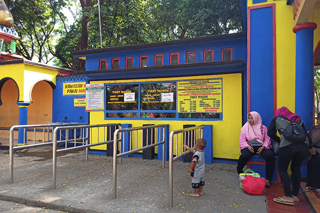 DIKELOLA SWASTA: Loket tiket masuk terpampang perda tentang retribusi TRAL sebelum direnovasi. (Foto: Andhika Attar)