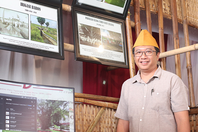 KOLEKTOR FOTO JADUL: Dokter bedah Tri Cahya Metta di stan Pameran Temporer Museum  Anjuk Ladang pada Jumat (5/8). Dia memiliki koleksi foto Nganjuk saat zaman kolonial Belanda. (Foto: Karen Wibi)