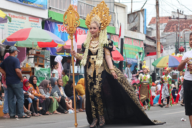 CANTIK: Peserta karnaval SD di Kecamatan Nganjuk tampil di Jalan Ahmad Yani kemarin. Biaya nyalon dan sewa kostum karnaval mencapai jutaan rupiah. (Foto: Karen Wibi)