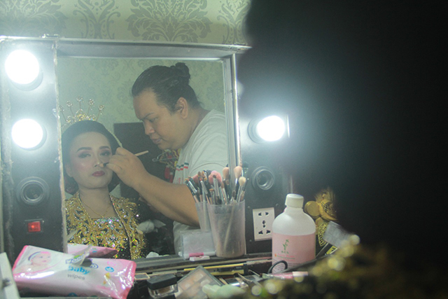 PANEN: Ega merias peserta karnaval di salonnya. Pendapatan mencapai puluhan juta rupiah. (Foto: Andhika Attar)