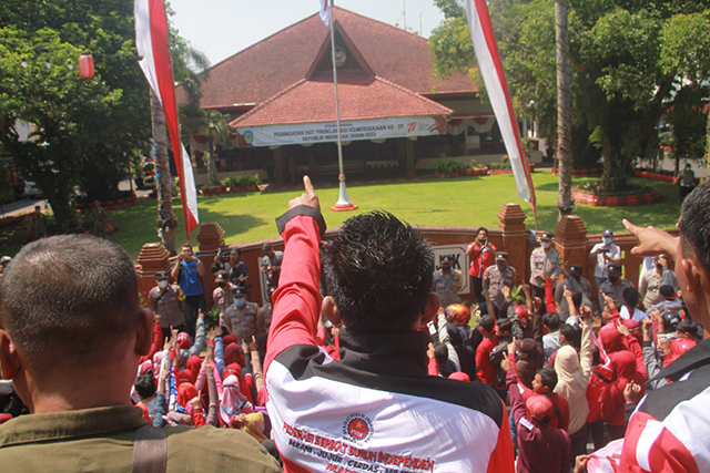 UNJUK RASA: Ratusan buruh PT Gunawan Fajar menggelar orasi di depan Pendapa Kabupaten Nganjuk kemarin. Mereka menuntut hak sebagai pekerja. (Foto: Andhika Attar)