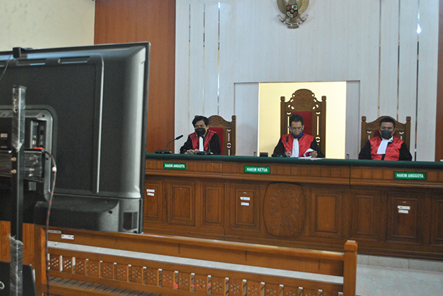 PUTUSAN: Majelis hakim menjatuhkan vonis 15 tahun penjara pada Yogi di persidangan online kemarin. (Foto: Karen Wibi)