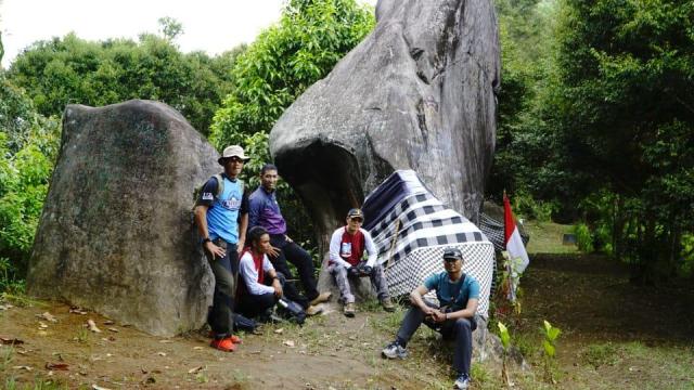 KERAMAT: Batu tulis Kebo Iwa di Desa Jugo, Kecamatan Mojo. (Foto: Dokumen Radar Kediri)