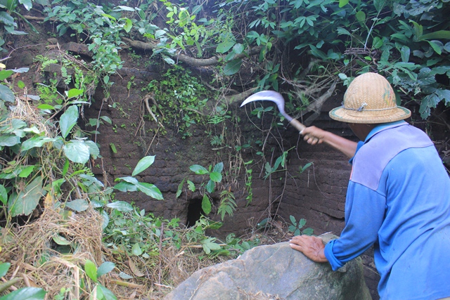 TERANCAM HILANG: Situs Candi Grogol yang kini berada di area proyek bandara, pemerhati budaya meminta agar bangunan bersejarah itu dipertahankan. (Foto: Rekian)
