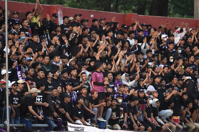 DUKUNGAN PENUH: Suporter Cyber Extreme Persikmania tribun utara saat mendukung Persik Kediri bertanding di Stadion Brawijaya, Kota Kediri, kemarin. (Iqbal Syahroni/JPRK)