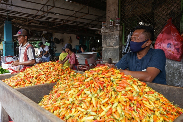 FLUKTUATIF: Pedagang cabai menanti pembeli di Pasar Grosir Ngronggo, Kota Kediri. Mereka memantau perkembangan harga cabai keriting dan cabai merah yang mengalami kenaikan. (Foto: Habibah A. Muktiara)