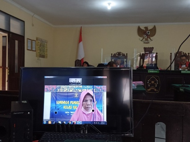 TERIMA PUTUSAN: Juriyah sedang menyimak persidangan di PN Kabupaten Kediri dari Lapas Kediri.(Foto: Habibah A. Muktiara)