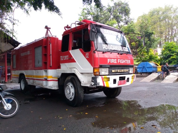 ARMADA VITAL: Kendaraan operasional petugas memadamkan kebakaran berada di UPT Damkar dan Penyelamatan Satpol PP Kabupaten Kediri di wilayah Kecamatan Pare siap difungsikan. (Foto: Rekian)