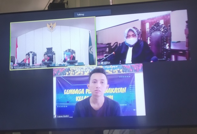 HADAPI TUNTUTAN: Rindi Bayu Damara sedang menjalani sidang daring melalui layar monitor di Pengadilan Negeri (PN) Kabupaten Kediri kemarin. (Khalqinus Taaddin/JPRK)