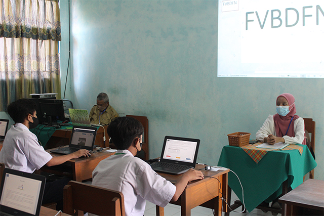 KONSENTRASI: Pelajar kelas 8 serius mengerjakan soal asesmen nasional berbasis komputer di SMPN 6 Kediri kemarin. Proses tersebut sempat terkendala provider down kemarin. (Foto: Ilmidza Amalia Nadzira)