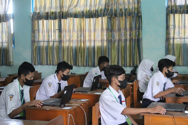 KONSENTRASI : Pelajar kelas 8 mengerjakan soal-soal dalam uji asesmen nasional berbasis komputer di SMPN 6 Kediri. Setelah SMP terbuka dan swasta, hari ini diikuti siswa SMP negeri. (Ilmidza Nadzira/JPRK)
