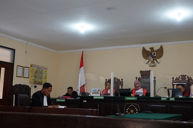 TELEKONFERENSI: Majelis hakim dan jaksa menyidangkan kasus petasan dengan terdakwa Fandi Satriawan di PN Kabupaten Kediri. (Habibah A. Muktiara/JPRK)