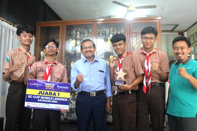 PRESTASI: Kepala SMAN 7 Kediri M. Tohir bersama tim e-sport ML yang berjaya di SC XIV. (Foto: Iqbal Syahroni)