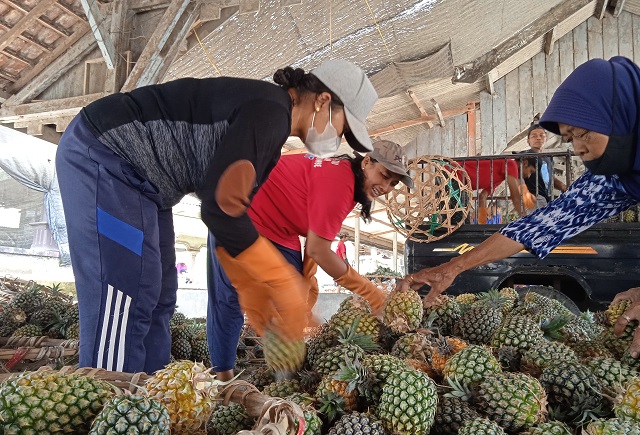 MELIMPAH: Pedagang nanas memasarkan dagangan buahnya di Pasar Patok yang berada di wilayah perbatasan Kabupaten Blitar dengan Kecamatan Ngancar, Kabupaten Kediri. (MELISSA/JPRK)